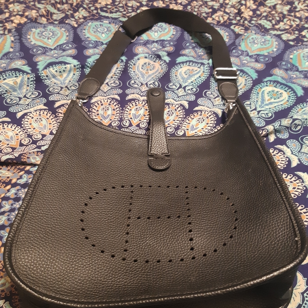Real black leather side bag with letter H pinpoint